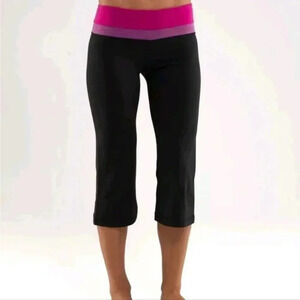 LULULEMON GROOVE CROP BLACK‎ + PINK PURPLE SIZE 6 GYM YOGA PANTS REVERSIBLE